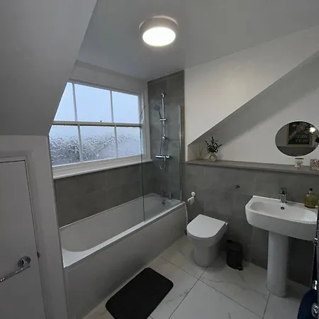 Brand New Modern Apartments Steps From Gloucester Quays Exterior photo