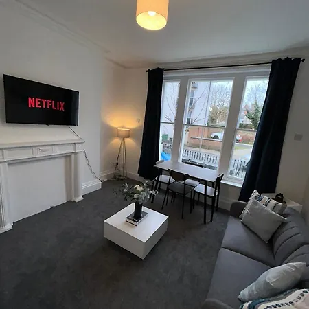 Brand New Modern Apartments Steps From Gloucester Quays Exterior photo