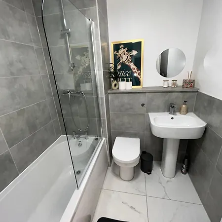 Brand New Modern Apartments Steps From Gloucester Quays Exterior photo
