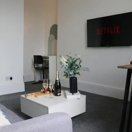 Brand New Modern Apartments Steps From Gloucester Quays Exterior photo