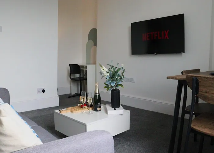 Brand New Modern Apartments Steps From Gloucester Quays
